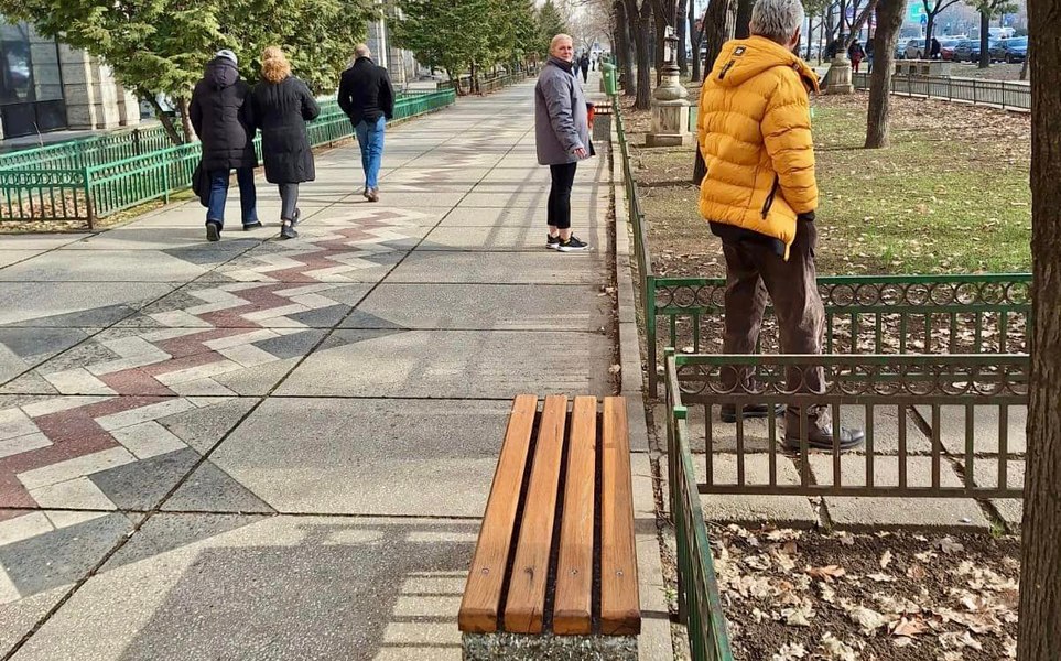 Au fost montate 200 de bănci pe Bulevardul Unirii. Operațiunea se va extinde în Herăstrău și Cișmigiu