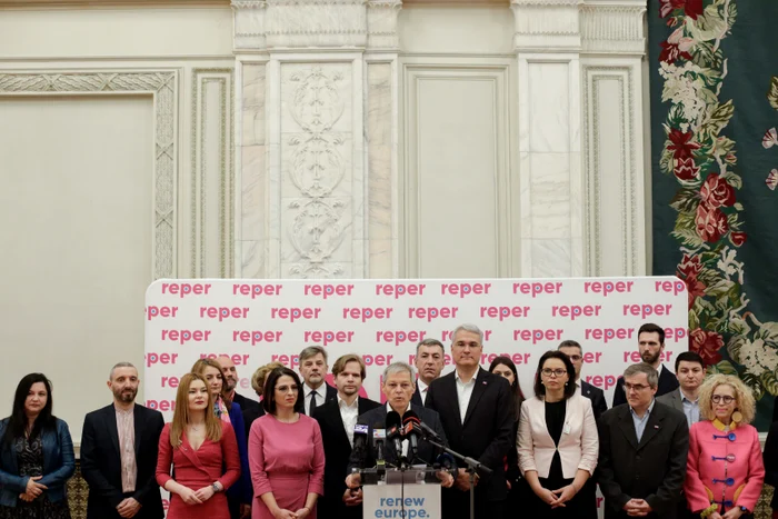 o imagine de ansamblu cu cateva persoane din reprezentantii REPER cu un fundal cu logo-ul partidului