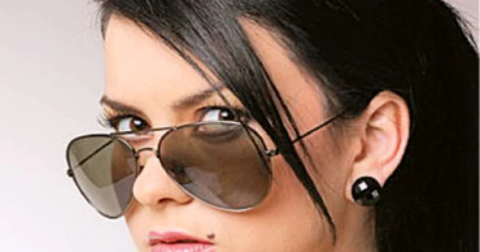 Inna îşi lansează primul album-Ştiri pe scurt