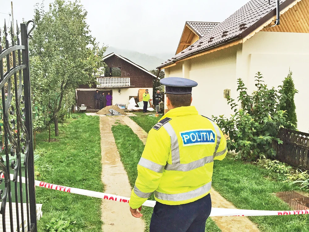 
    Explozia s-a produs  în casa din spatele curţii  
