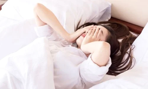 young woman can not sleep on her bed and thinking 1423 467 jpeg