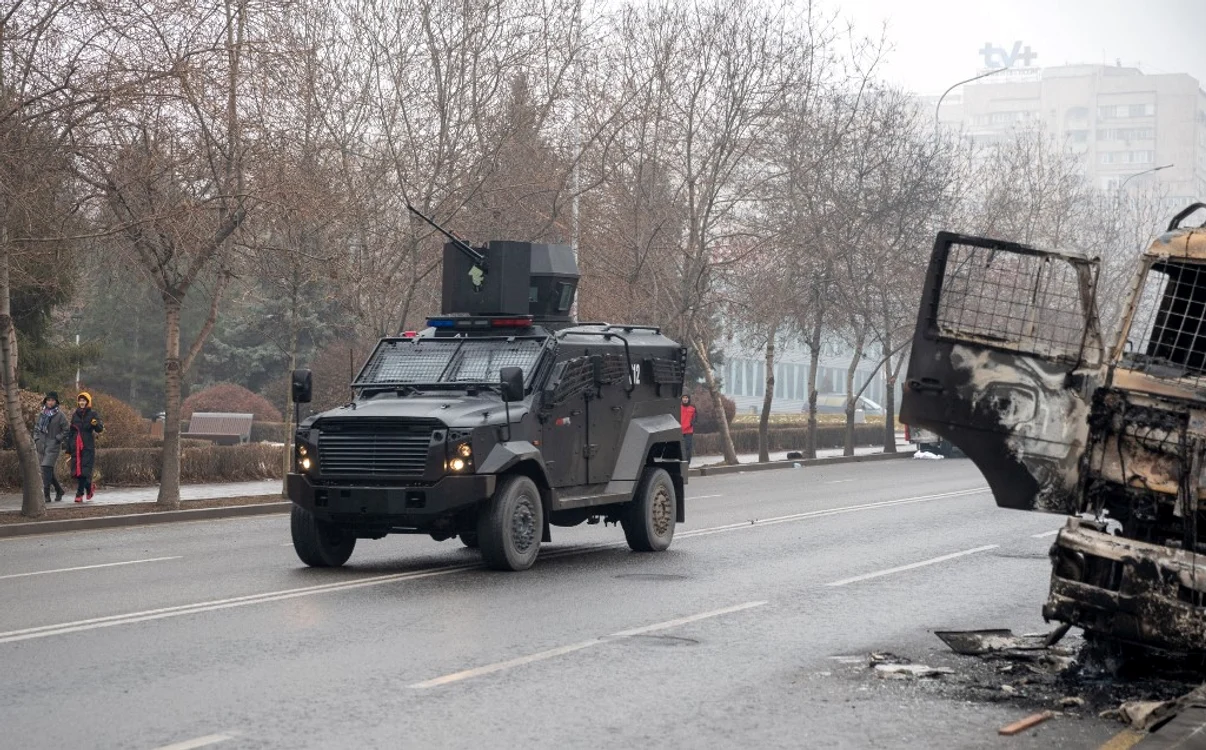 Armata are liber să tragă în protestatari Foto: AFP