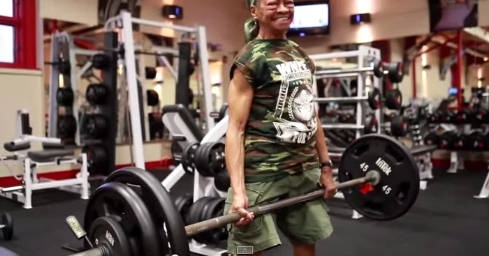 
    Willie Murphy are 77 de ani şi ridică greutăţiFoto Captură  