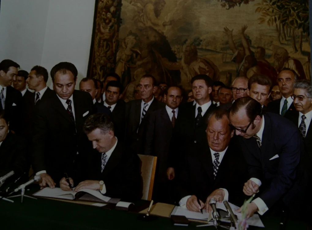 Ceauşescu şi Willy Brandt, la Bonn, semnând documentele oficiale ale vizitei din iunie 1973. FOTO: ARHIVELE NAŢIONALE