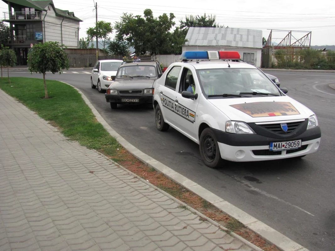 Poliţiştii au amendat şi 5 şoferi care nu au acordat prioritate pietonilor FOTO
