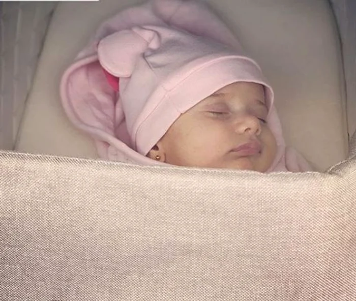 Micuța Iris seamănă perfect cu surioara ei mai mare, Victoria 