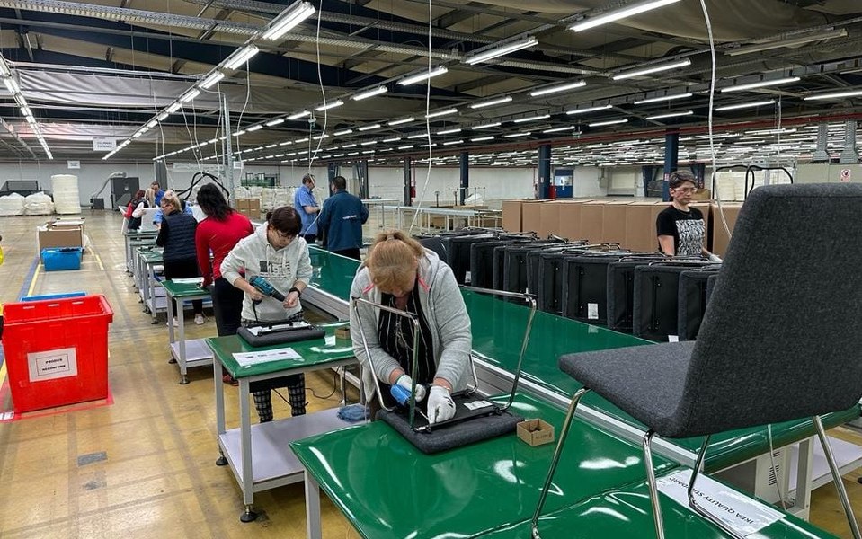 O companie din China a deschis o fabrică de mobilă în Orăștie. Investiția plănuită în Deva fusese blocată