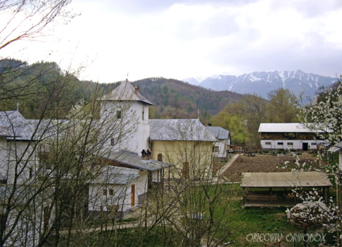 Schitul Iezer Vâlcea Foto obiectivortodox ro