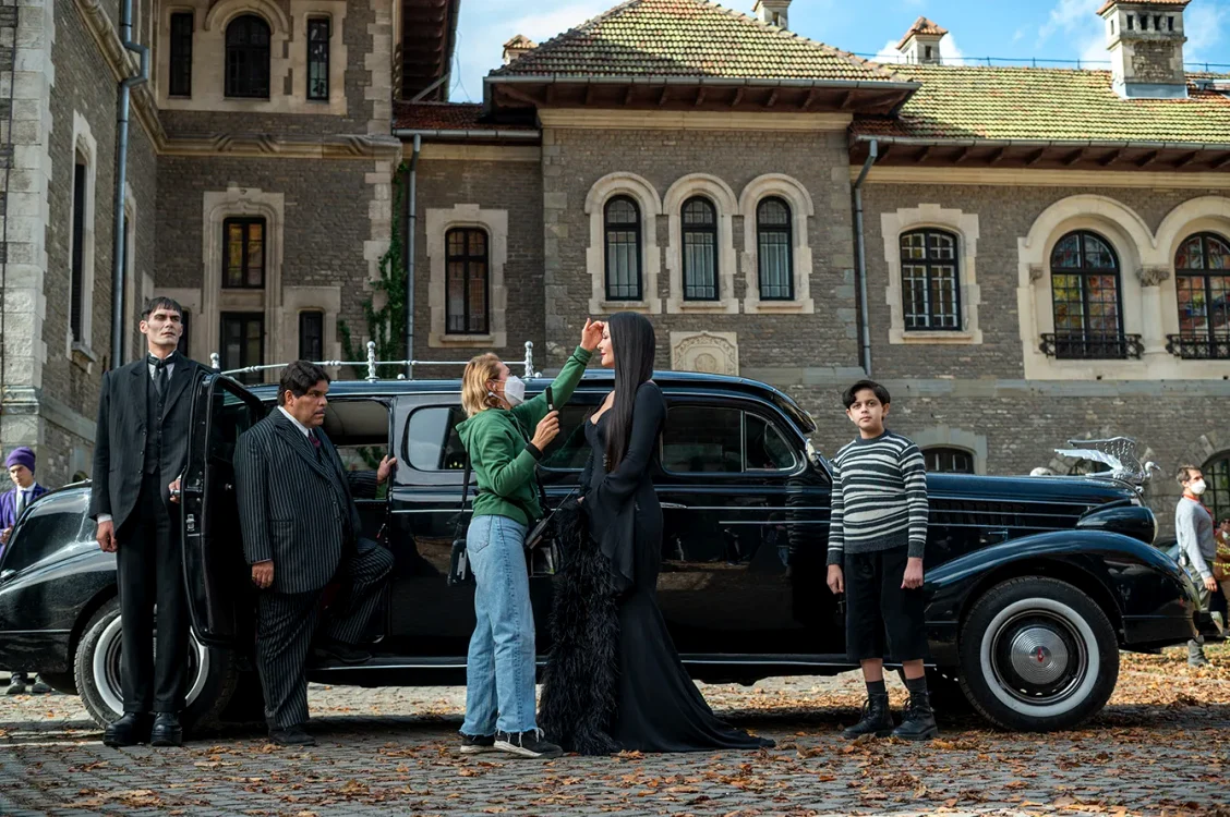 Familia Addams a ajuns pe pământ românesc. La Bușteni! (foto: Vlad Cioplea/Netflix)