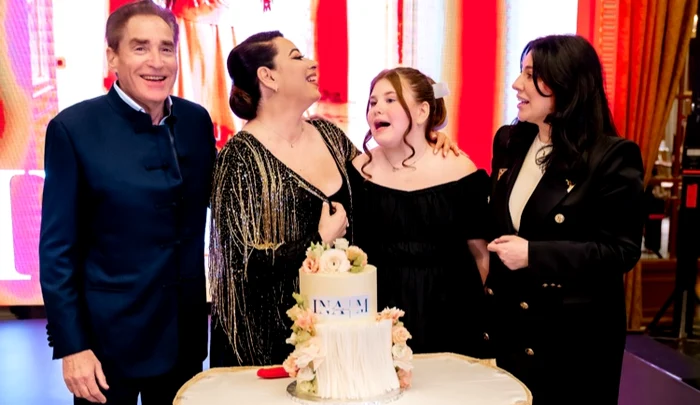 Oana Roman, alături de tatăl și fiica ei, la ziua de naștere foto: Instagram