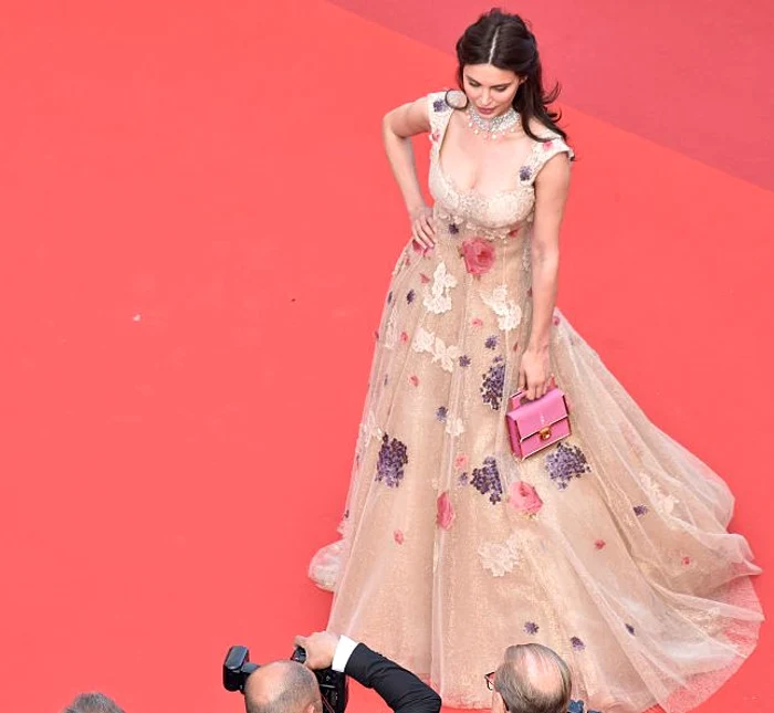 Actriţa a accesorizat ţinuta elegantă cu o poşetă de culoare roz