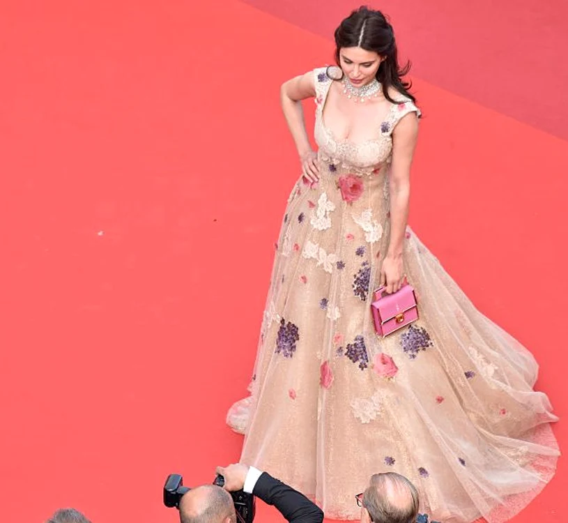 Actriţa a accesorizat ţinuta elegantă cu o poşetă de culoare roz