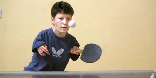 Gabriela are o paletă adaptată problemelor ei:  e un pic mai mare, are mânerul mai lung şi cauciucat 