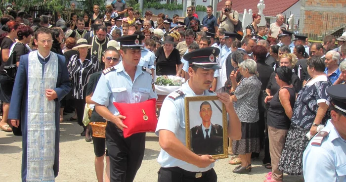 Trupul militarului Gabriel Boitan a fost condus astăzi pe ultimul drum FOTO: M.S.