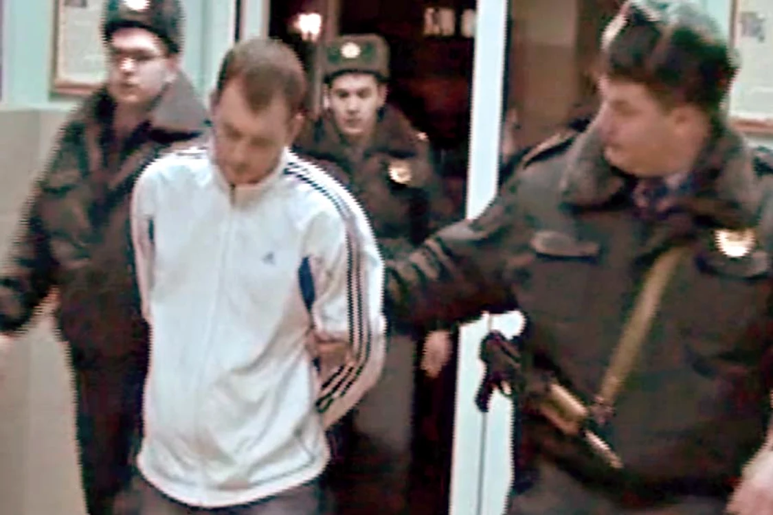 11 ianuarie 2013: Geniştii au dezamorsat bomba găsită sub maşina lui Mararu (Fotografii: mediax/ click! rtv)