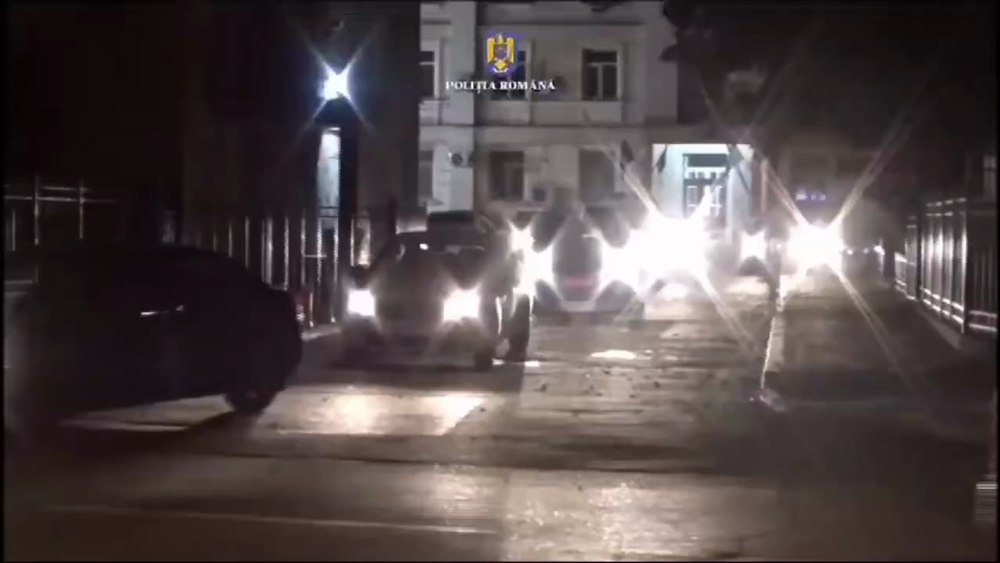 Descinderi de amploare la casele interlopilor care au provocat mai multe scandaluri în Galați. Polițiștii au găsit pistoale, macete și mercur