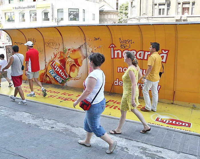 22 iulie 2012 La 37 de grade,  duşurile  stradale nu  funcţionau