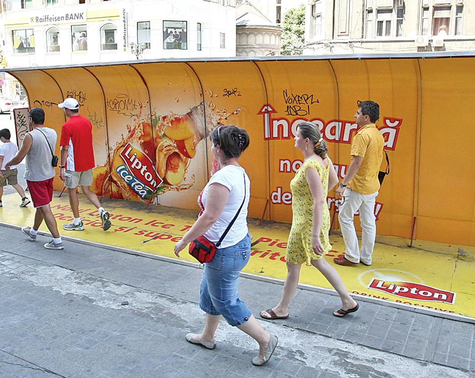 22 iulie 2012 La 37 de grade,  duşurile  stradale nu  funcţionau