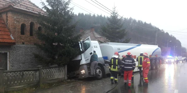 Cisterna s-a răsturnat pe marginea drumului