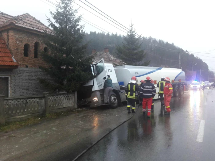 Cisterna s-a răsturnat pe marginea drumului. FOTOISU Braşov