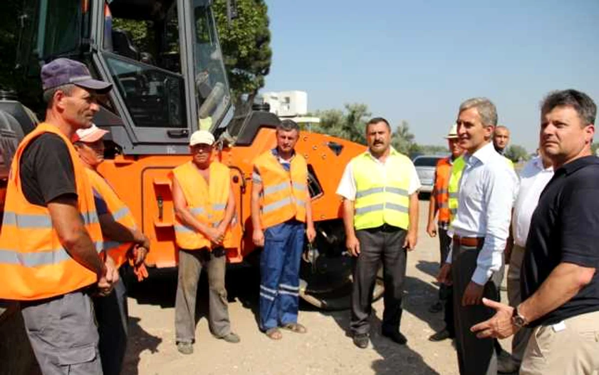 Premierul Iurie Leancă (dreapta) a vizitat azi echipele de drumari care vor lucra la reabilitarea şoselei Hânceşti-Cimişlia Foto: Gov.md