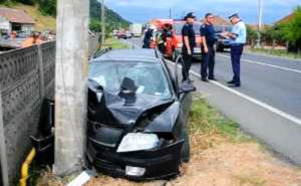 Pasagerii din autoturism au fost răniţi.FOTO: zhd.ro