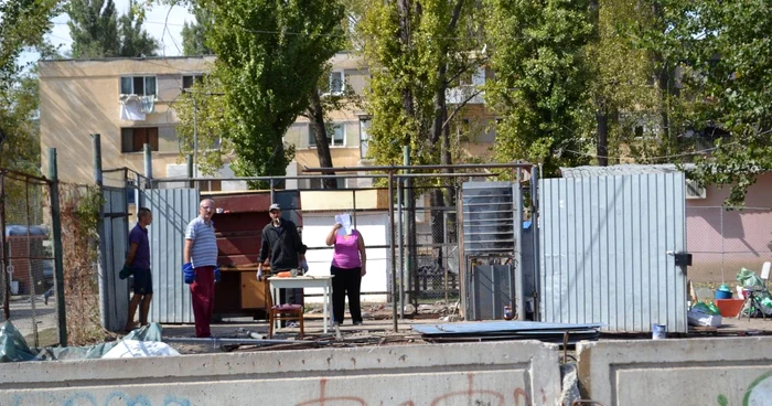 Ultima construcţie improvizată este pusă la pământ 
