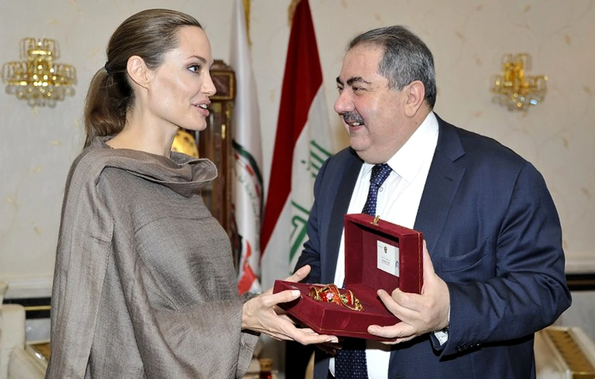 
    Angelina Jolie a primit un cadou din partea ministrului de Externe irakian, Hoshya Zebari (Foto: AFP)  