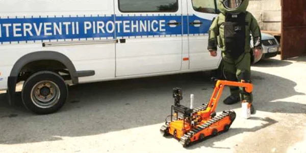 Specialist în dezamorsarea explozibilului, în acţiune