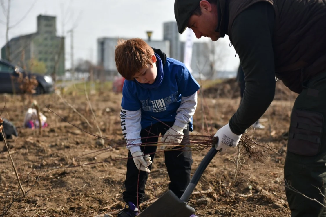 Copii de toate vârstele s-au implicat în acţiunea de plantare de la Urziceni FOTO Primăria Municipiului Urziceni