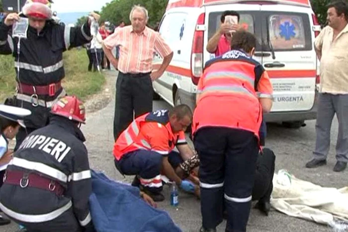 Pompierii le-au ţinut perfuziile victimelor, în loc de stativ