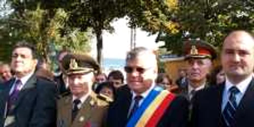Primarul Nicolae Dragu(în mijloc)