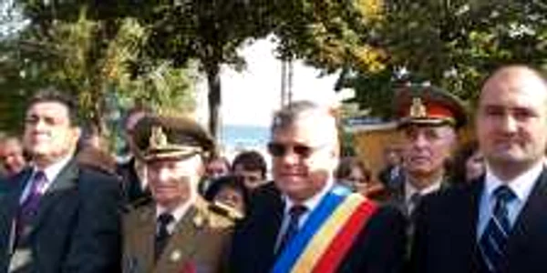 Primarul Nicolae Dragu(în mijloc)