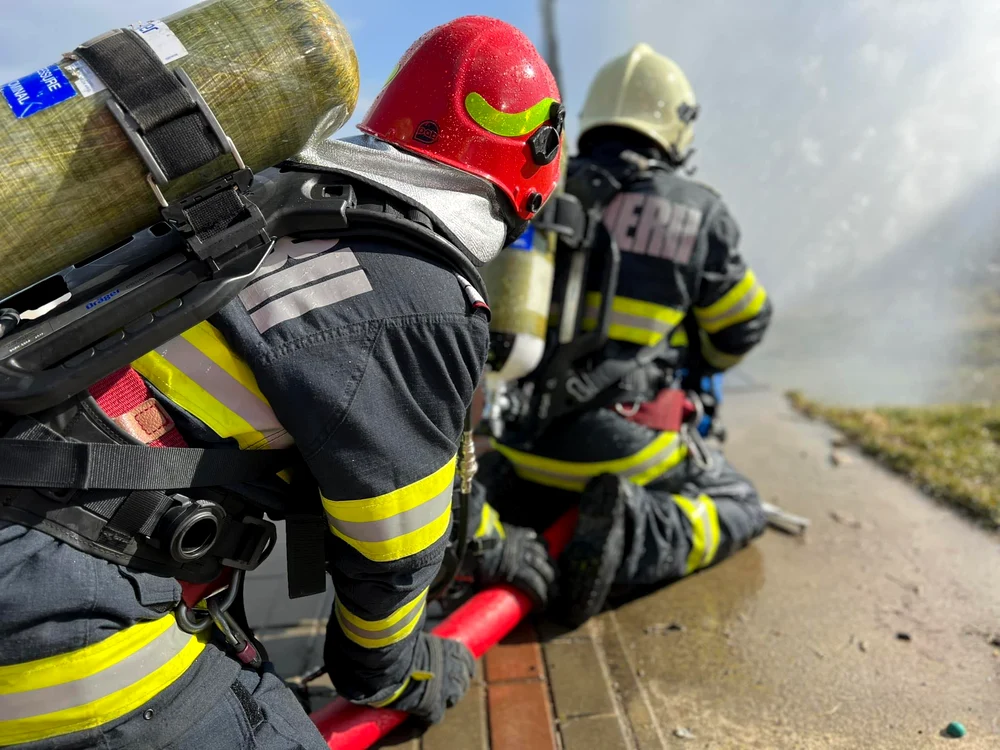 Pompierii au localizat incendiul. Foto arhivă