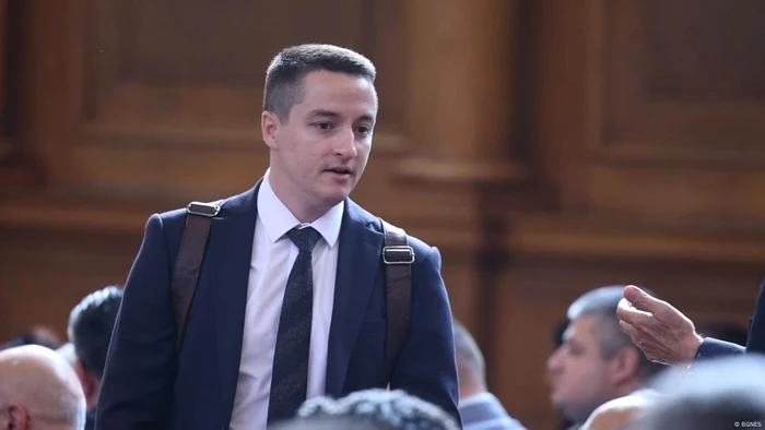 Deputatul Javor Bozhankov a fost bruscat și amenințat în Parlamentul bulgar