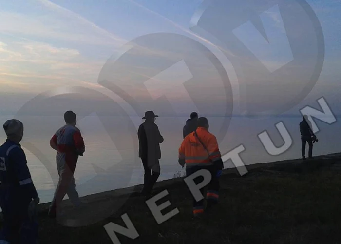 Pe malul lacului Siutghiol s-au strâns mai multe persoane, încercând să afle ce s-a întâmplat cu echipajul elicopterului