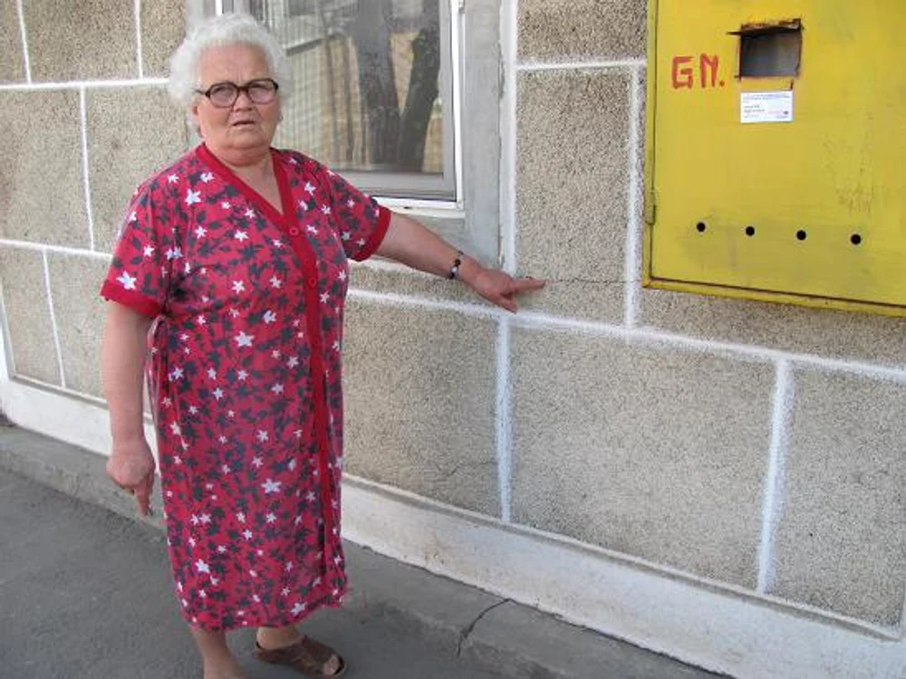 Rada Trandafir ne arată crăpături abia apărute în pereţi .JPG