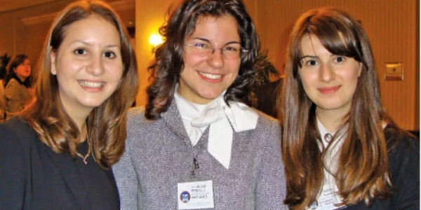 Alina Popescu (centru), între două colege de la Harvard