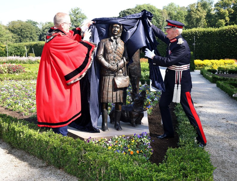 „Ceva nu este în regulă”. Noua statuie a Reginei Elisabeta a II-a creează controverse în Irlanda de Nord 