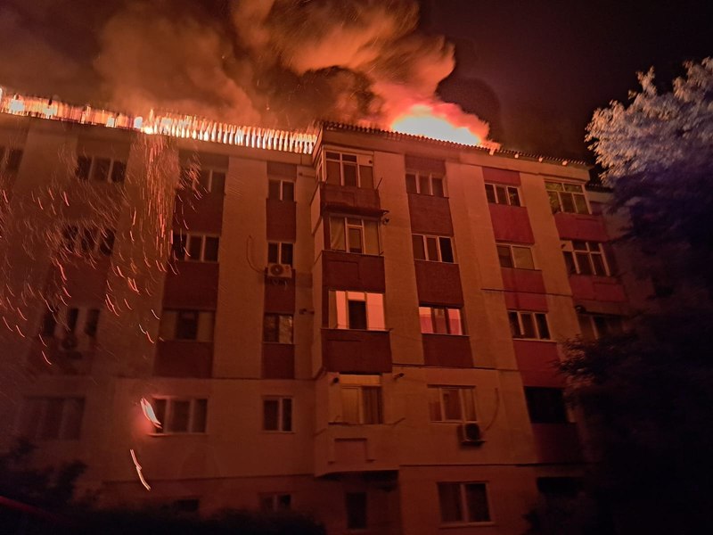 Incendiu puternic la acoperișul unui bloc din Bârlad. 17 mașini de pompieri au intervenit VIDEO