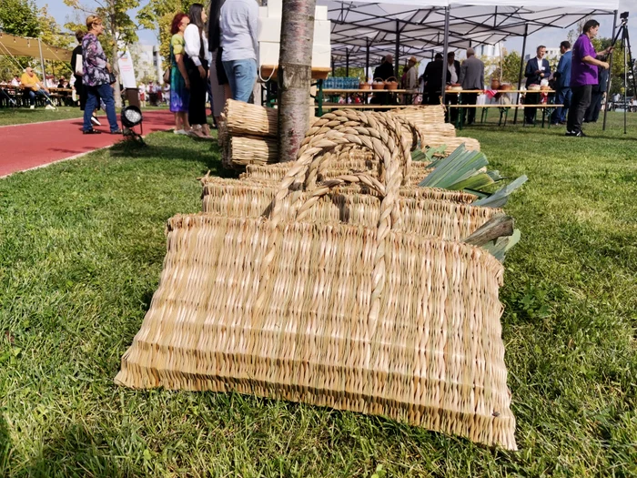 Invitații vor primi din partea organizatorilor tradiționalele papornițe și rogojini FOTO: A. M.