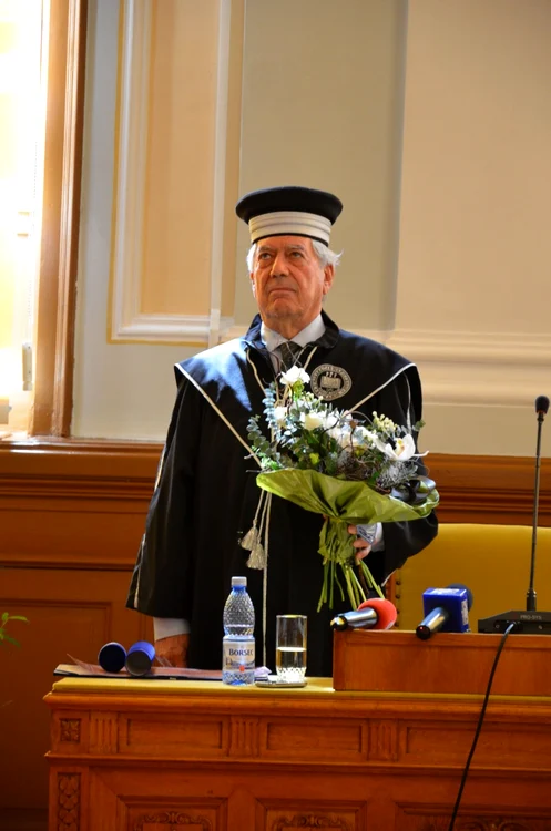 Mario Vargas Llosa a primit azi distincţia de Doctor Honoris Causa la Cluj  FOTO: Ionuţ Stănescu