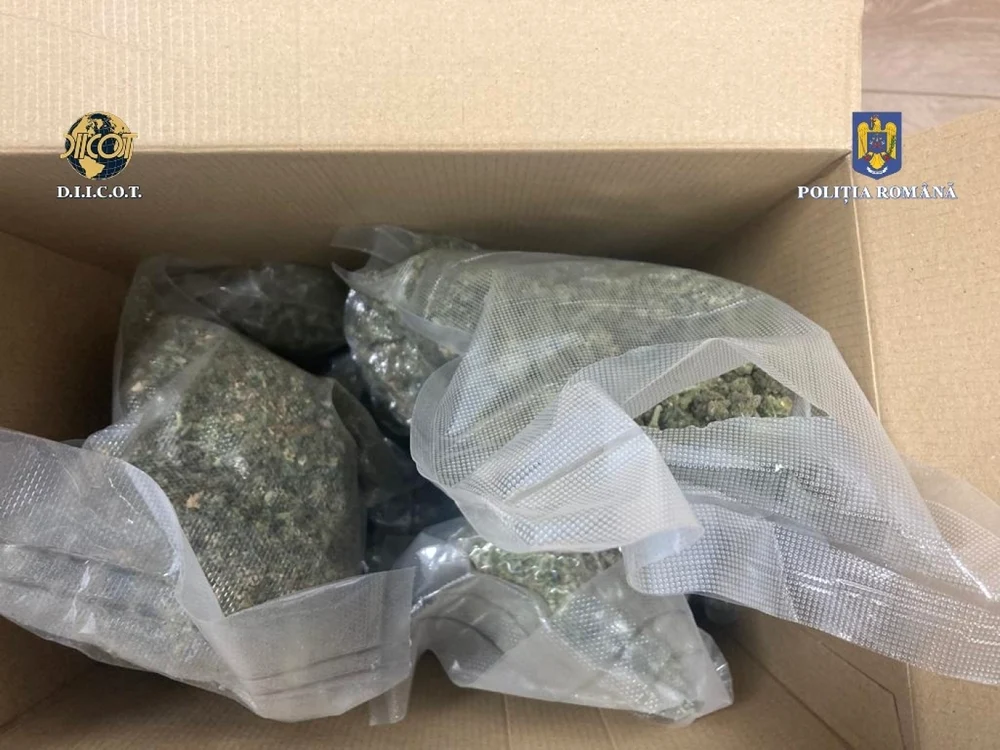 În colet se aflau peste 5 kilograme de canabis FOTO Poliția Română