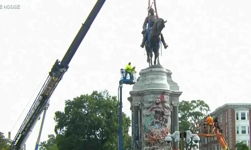 VIDEO // Statuia comandantului confederat Robert E  Lee, considerată un simbol al rasismului, a fost dată jos în Richmond, Virginia, fosta capitală a secesioniștilor în timpul războiului civil jpeg