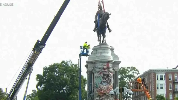 VIDEO // Statuia comandantului confederat Robert E Lee, considerată un simbol al rasismului, a fost dată jos în Richmond, Virginia, fosta capitală a secesioniștilor în timpul războiului civil jpeg