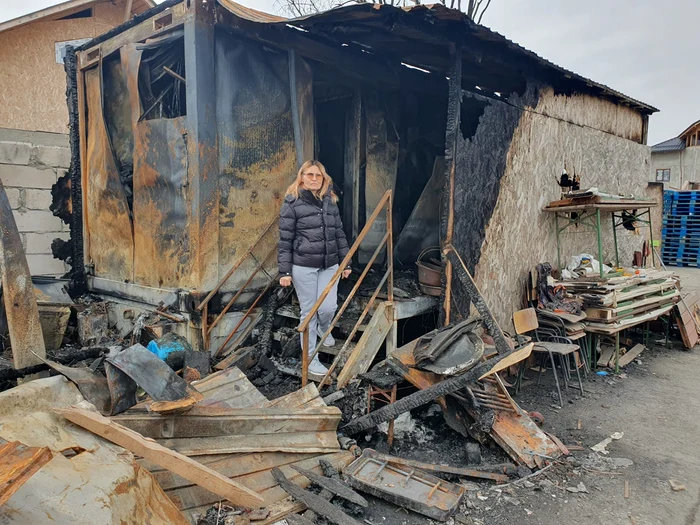 Doina Iliescu, în faţa containerului care a luat foc, în ianuarie 2025