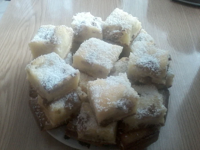 
    Prăjitură cu brânză şi prune  