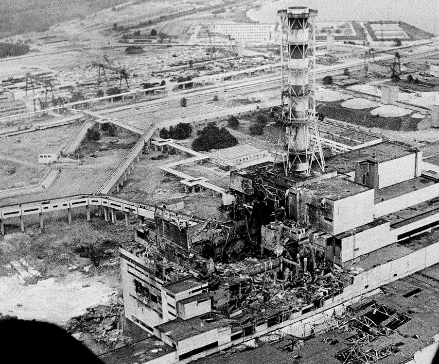 
    Imaginea de neuitat a tragediei de la Cernobîl, la câteva ore după producerea exploziei ce a afectat viața a milioane de oamenifoto: AP  