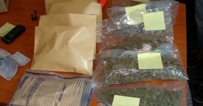 Stupefiante confiscate de polițiști de la traficanți FOTO Adevărul