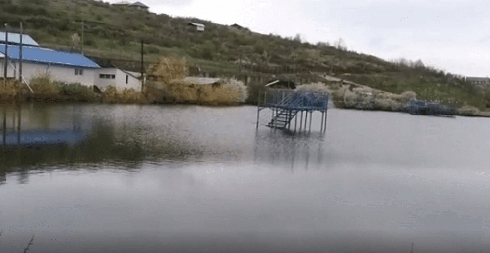 Un lac din Iaşi a inundat mai multe gospodării. Pompierii au intervenit pentru a scoate apa din curţile oamenilor